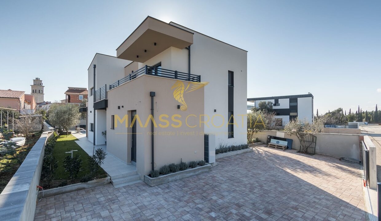 villa-m-premantura-private-parking-entrance