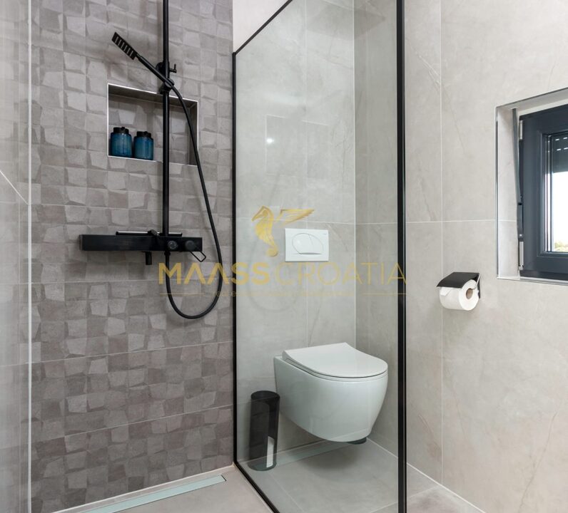 villa-m-premantura-honeycomb-bathroom-shower