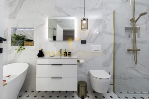 villa-m-premantura-golden-flowers-bathroom (1)