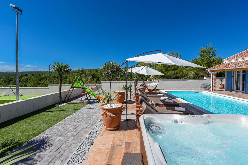 Luxuriöse Villa mit einem Tennisplatz - Novigrad, Gespanschaft Zadar