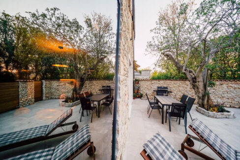 Neue moderne Villa aus Stein in der Region Zadar