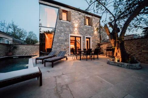 Neue moderne Villa aus Stein in der Region Zadar