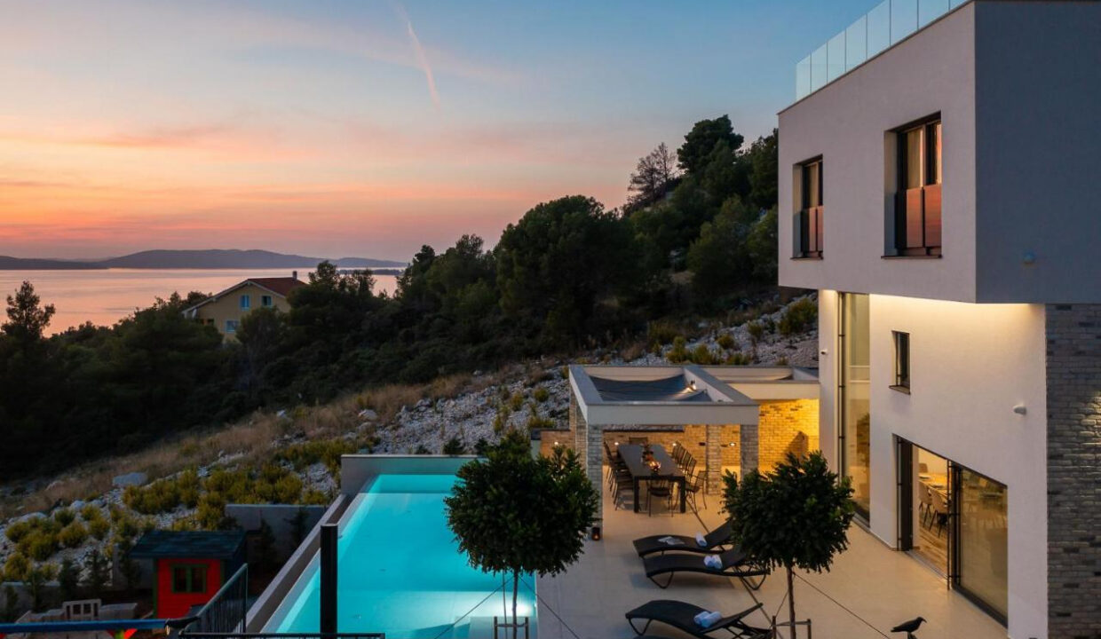 Neue moderne Villa mit Meerblick in der Nähe von Šibenik