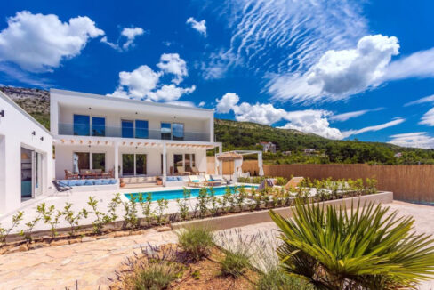 Wunderschöne weiße Villa bei Omis