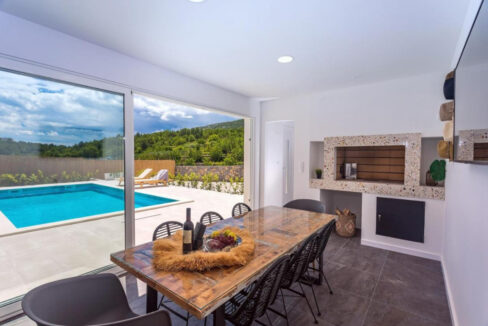 Wunderschöne weiße Villa bei Omis