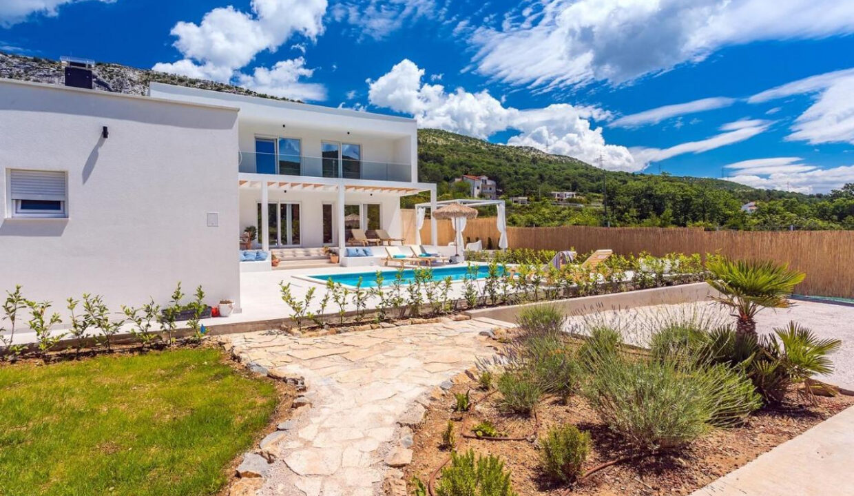 Wunderschöne weiße Villa bei Omis