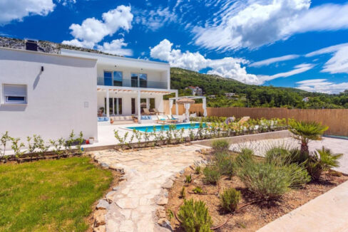 Wunderschöne weiße Villa bei Omis