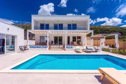 Wunderschöne weiße Villa bei Omis