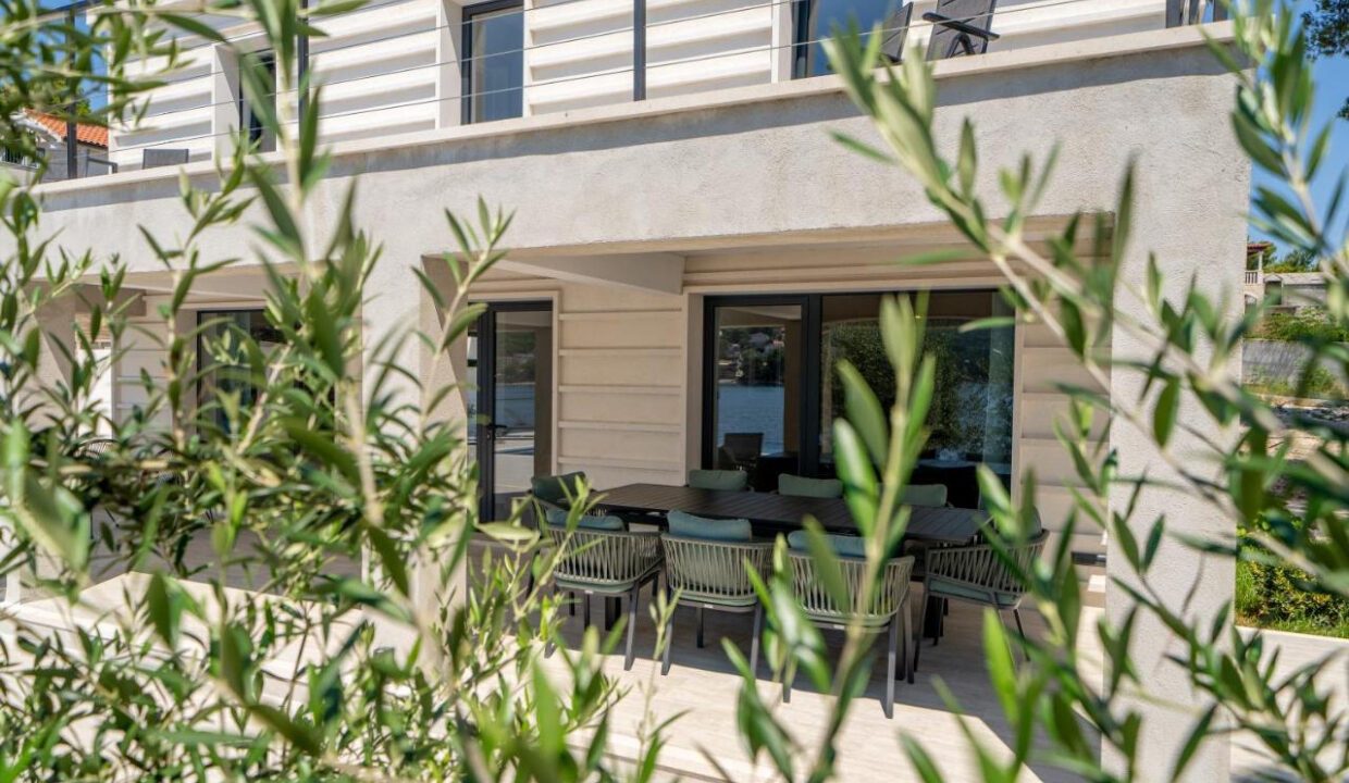 Villa aus Stein direkt am Meer auf der Insel Brac