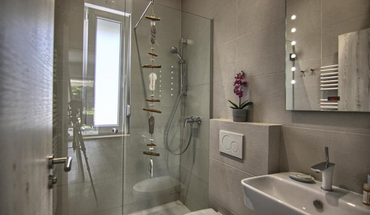 Grundstück am Meer Pakostane